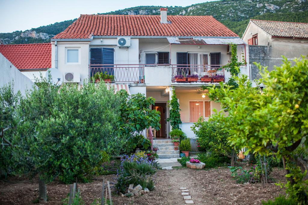 Garden Apartments Komiža Kültér fotó