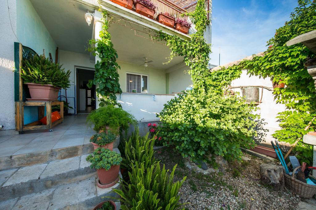 Garden Apartments Komiža Kültér fotó