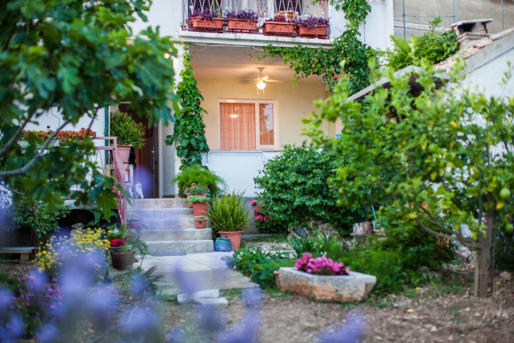Garden Apartments Komiža Kültér fotó